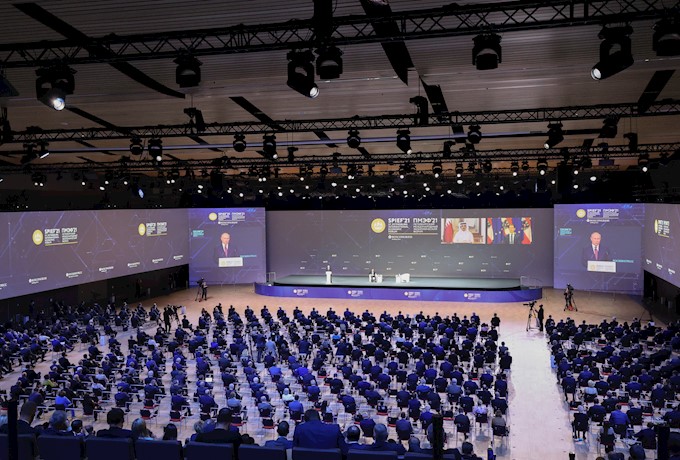 Впечатляющая панорамная проекция Panasonic в зале пленарных заседаний ПМЭФ 2021 - подробное фото